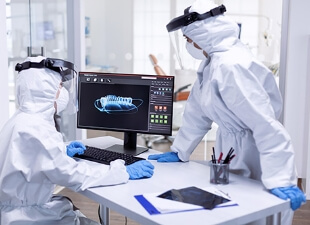 strahlenschutz360grad-small-dental-team-in-ppe-suit-examining-patient-teeth