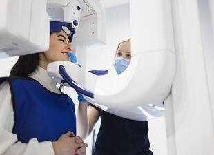 strahlenschutz360grad-small-female-patient-make-a-dental-computer-tomograph