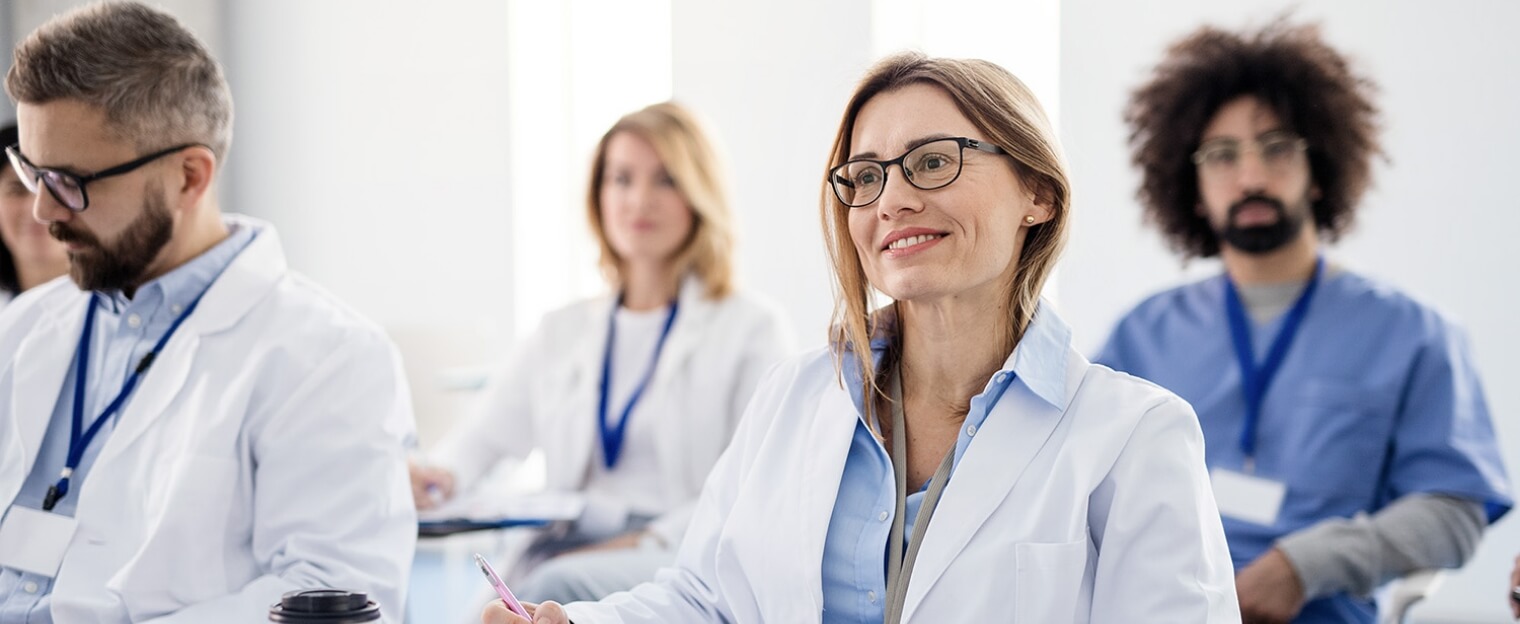 strahlenschutz360grad-small-group-of-doctors-on-conference-medical-team